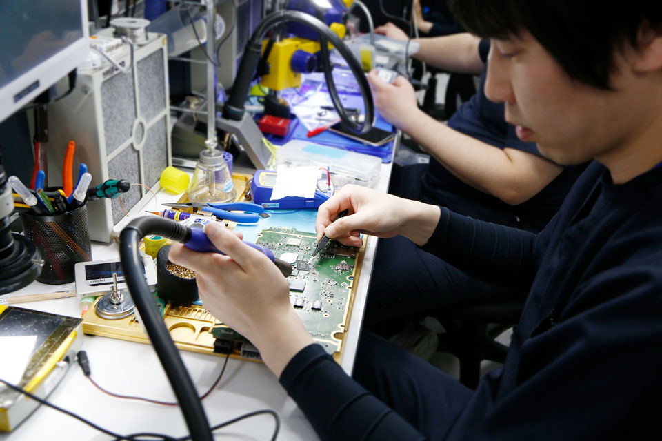 メインボードからのチップ取り外し(電気自動車)